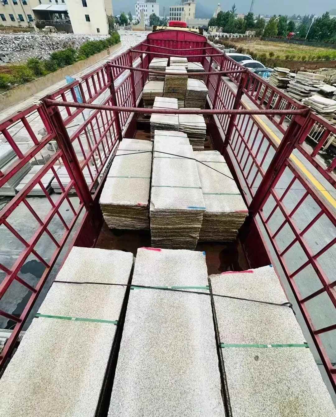 杭州 黄金麻花岗岩荔枝面，光面毛板装车完成