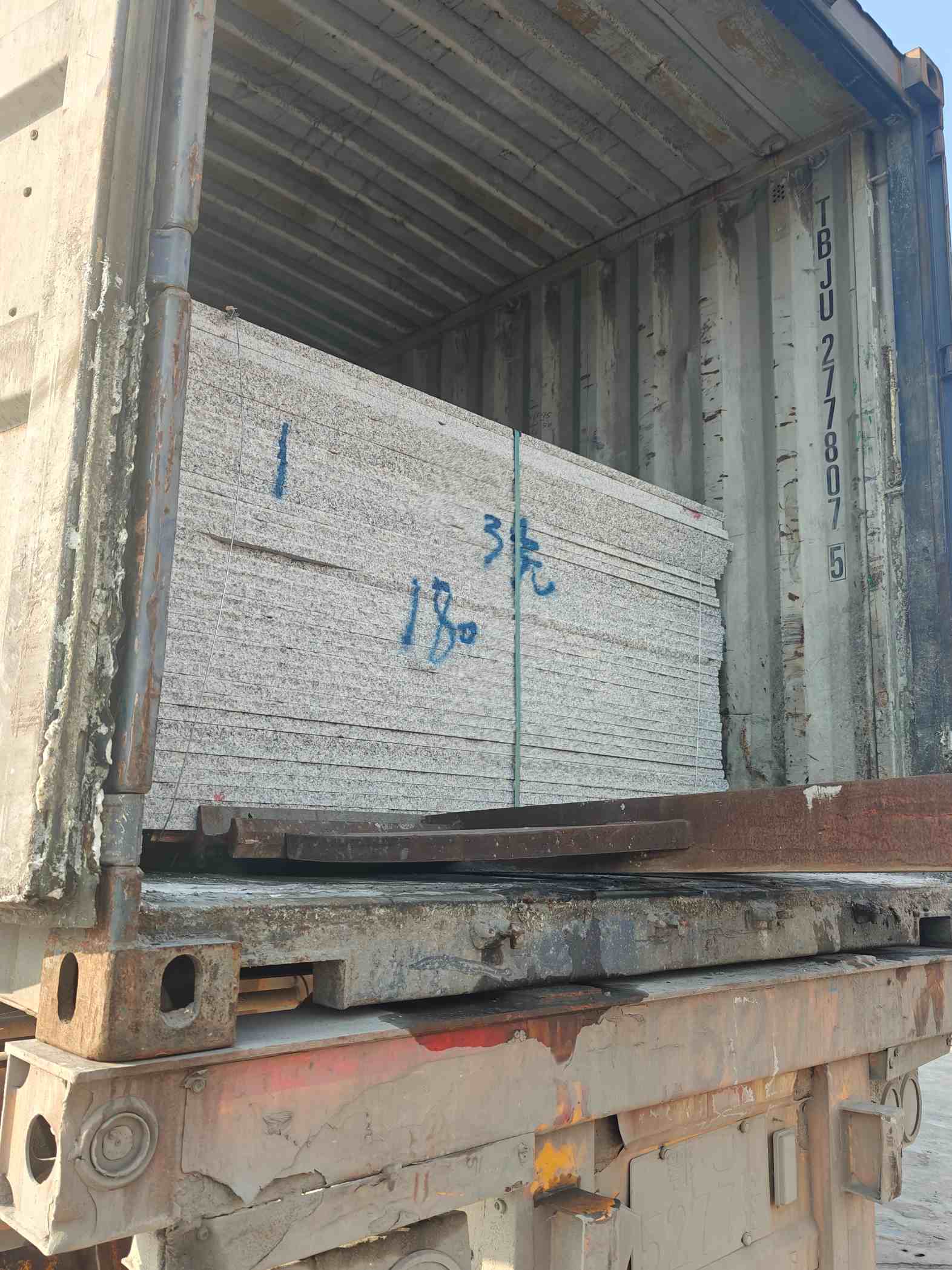 杭州 芝麻白花岗岩石材3.0公分光面毛板装柜出货