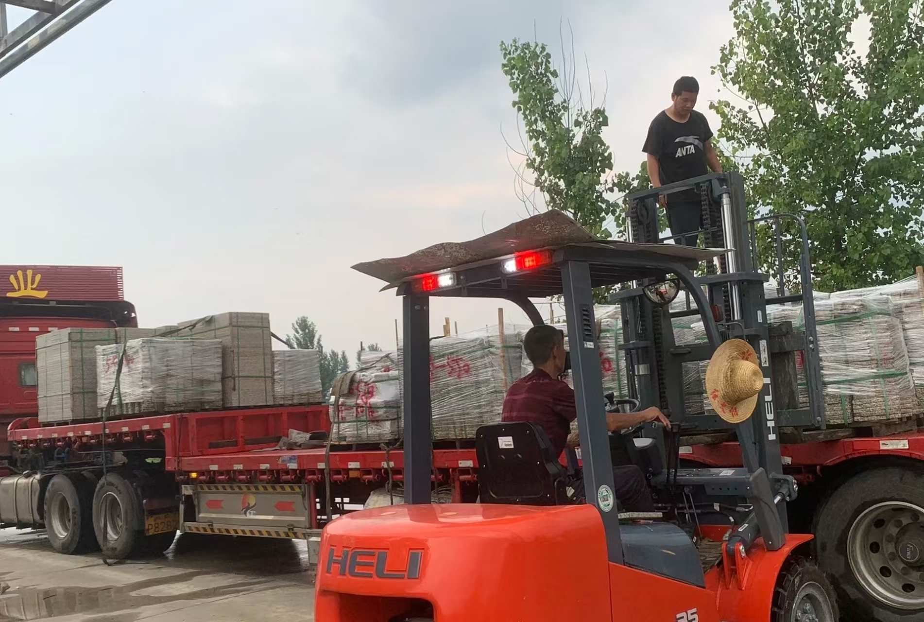 杭州 黄金麻冰裂纹，地铺石装车