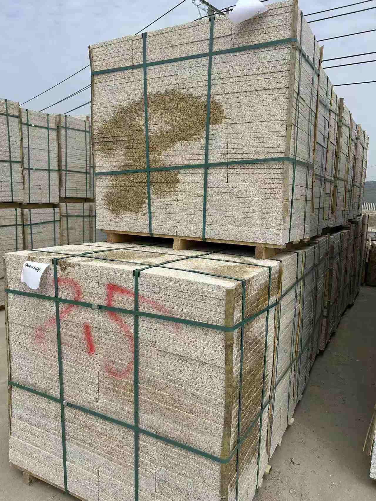 杭州 黄金麻花岗岩石材荔枝面地铺石2.5*300*600