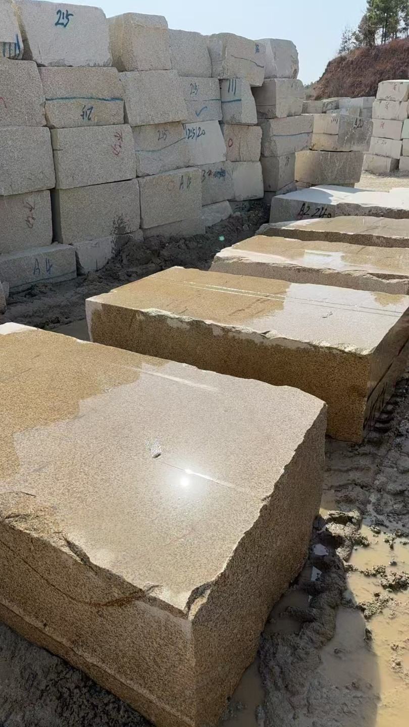 杭州 黄金麻方料堆场洗料分选中，原材料充足