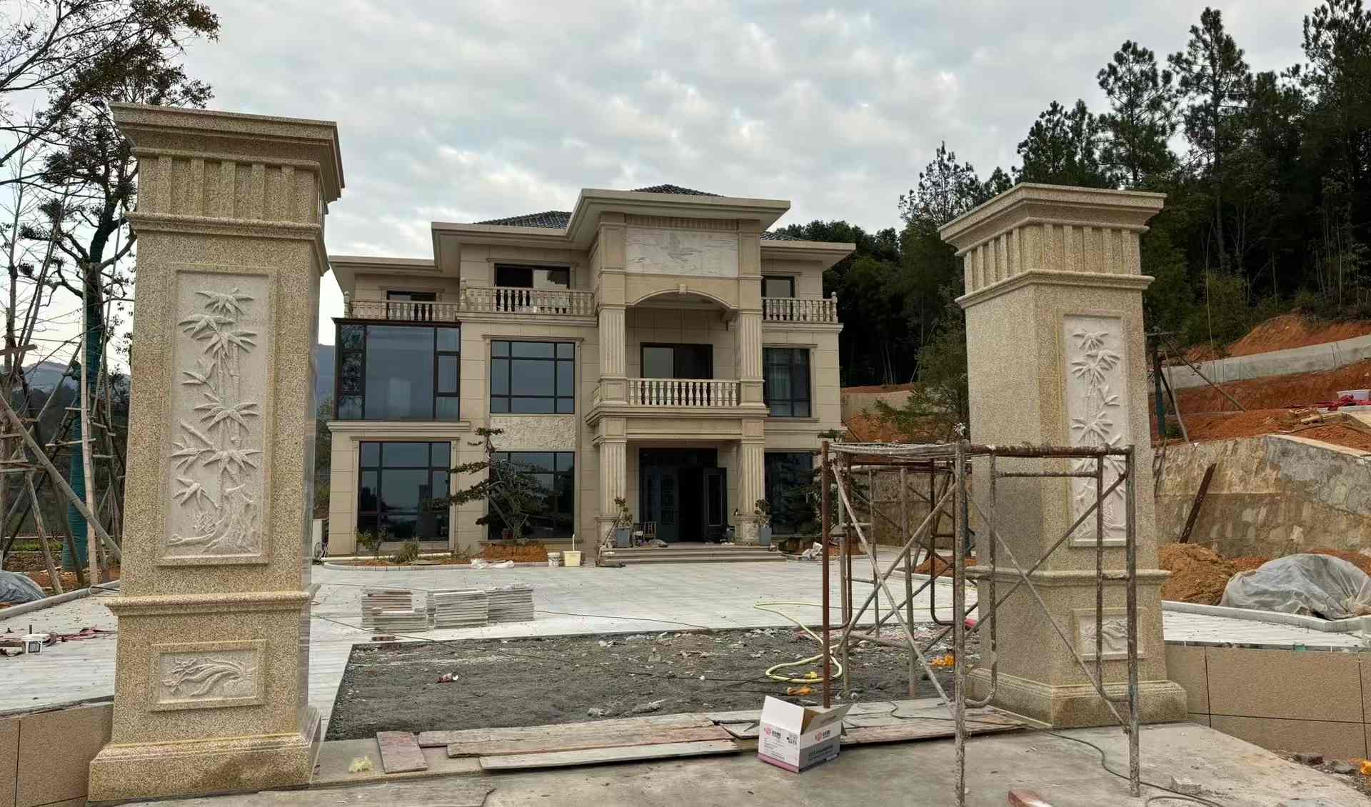 杭州 黄金麻花岗岩别墅雕花外墙干挂配上门口雕花罗马柱