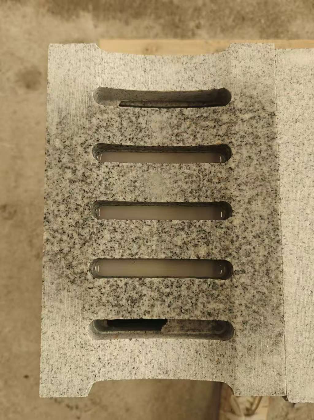 杭州 芝麻白拉丝面花岗岩U型开槽排水槽