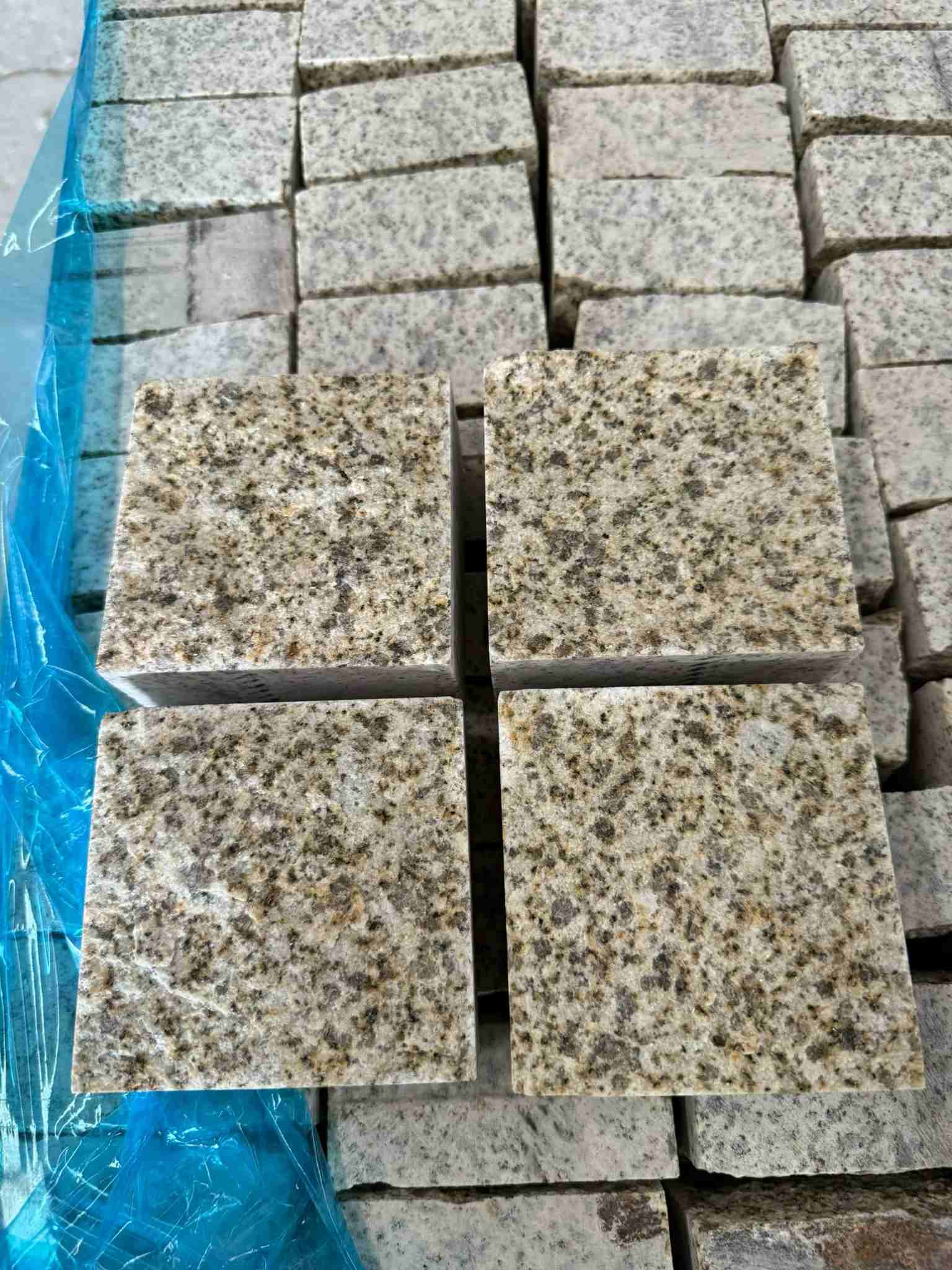 杭州 黄金麻花岗岩自然面小方块，弹石，马蹄石等