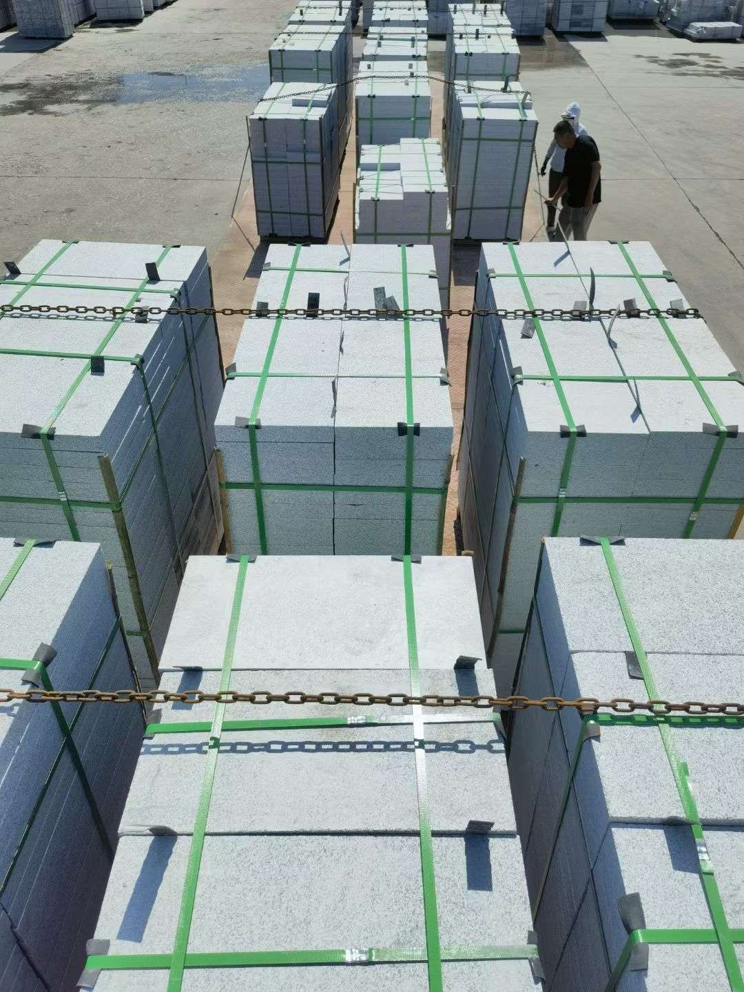 杭州 芝麻白花岗岩5公分地铺石 花岗岩厂家工厂装车日常