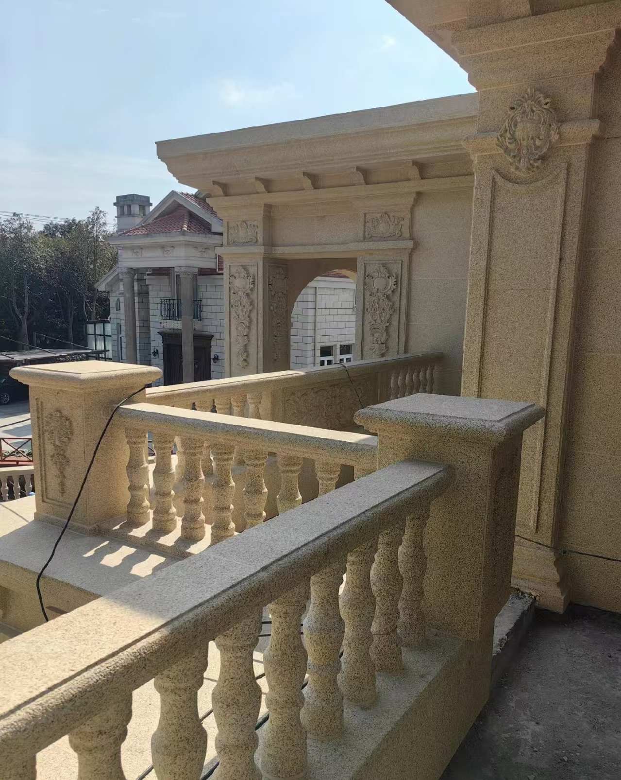 杭州 黄金麻别墅外墙干挂雕花配合阳台栏杆花瓶柱